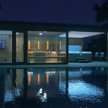 Venkovní sauna, zahradní saunový domek na břehu jezera Balaton