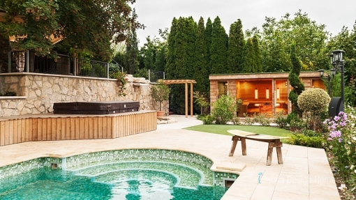 Venkovní saunový dům v přírodě.